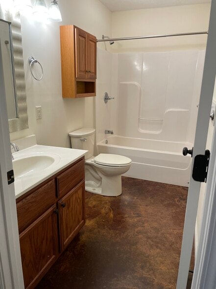 Hall/Guest Full Bath - 1030 Sun Creek Rd