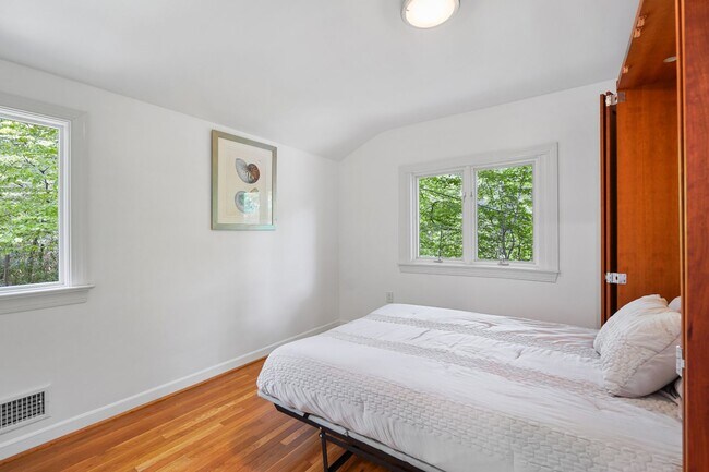 Building Photo - 3 Bed 1.5 Bath - Takoma Park Cottage - Mov...