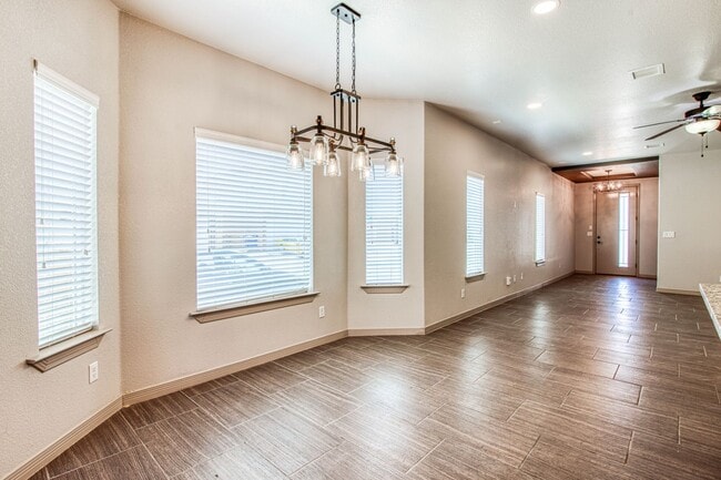 Building Photo - Beautiful 3 bed-2 baths with Casa Club/Gym...