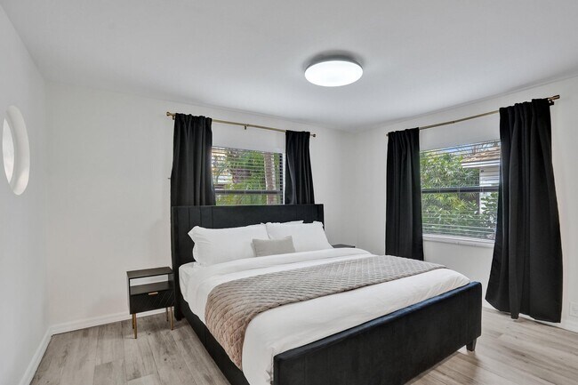 Building Photo - Southeast 1st Street, Fort Lauderdale, FL 33301 - 3 BR 2 BA single-family home