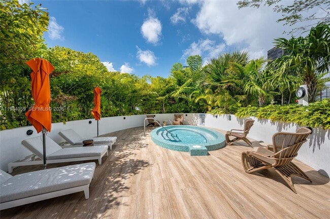 Building Photo - 700 NE 24th St