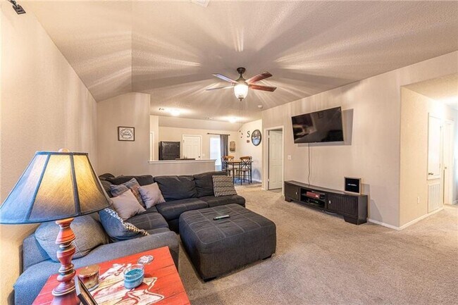 Building Photo - Fantastic 3 Bedroom Home