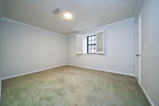 Building Photo - Great 2BA/2.5 BE Brentwood End Unit Townhome!