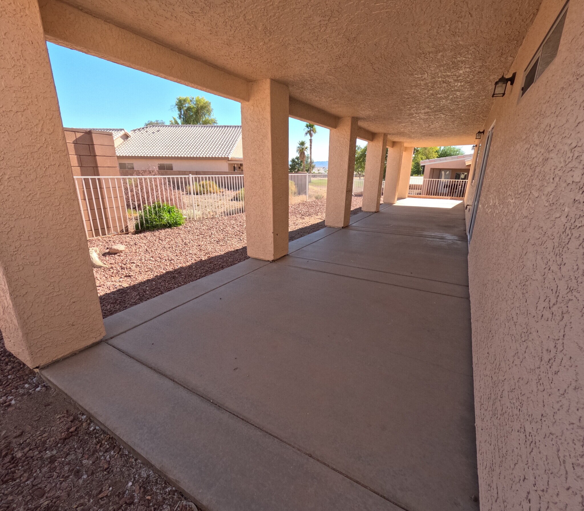 Building Photo - 2112 E Desert Lakes Dr
