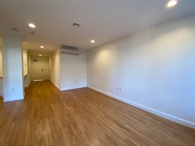 Building Photo - 875 Elm St