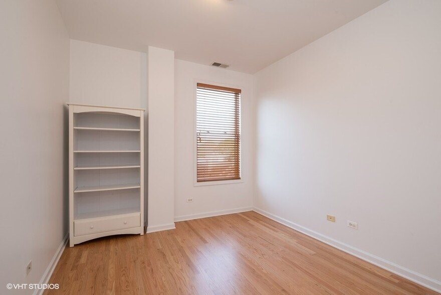 Building Photo - 2040 W Belmont Ave