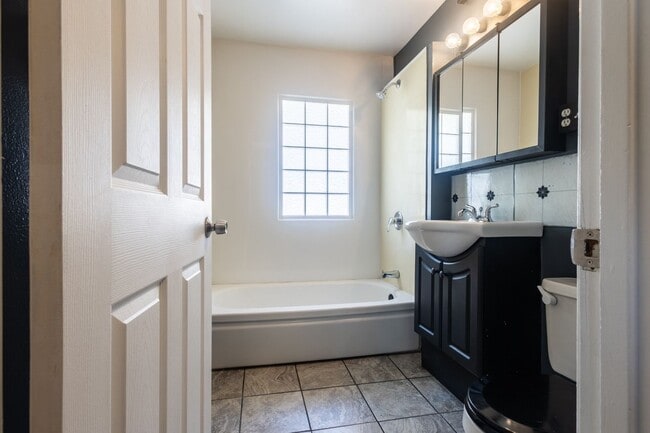 Building Photo - Renovated 2 Bed / 1 Bath Duplex