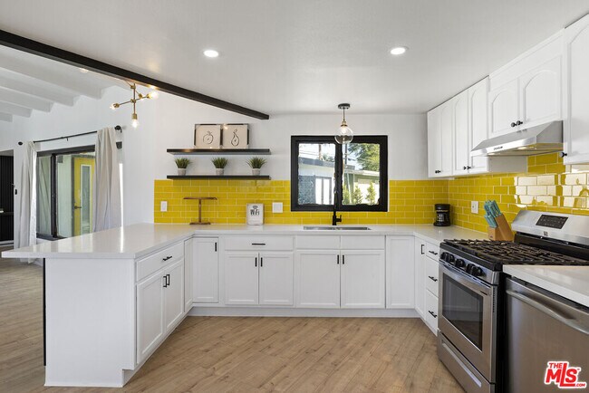 Building Photo - 44251 Russell Ln