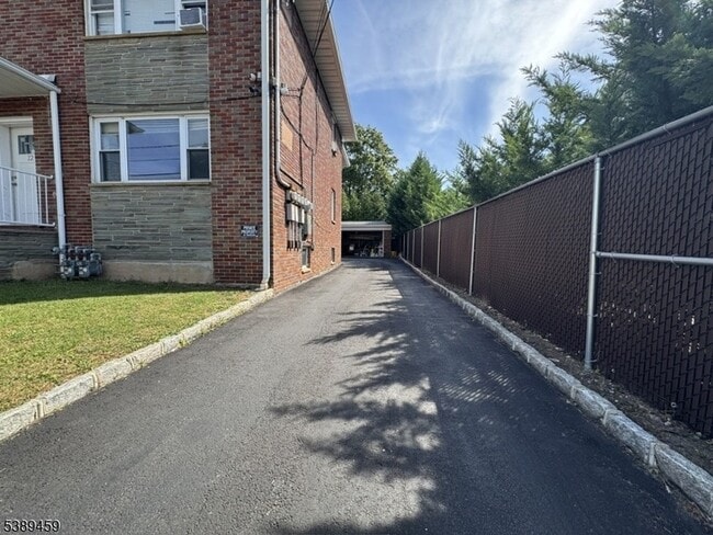 Building Photo - 12 E 10th St