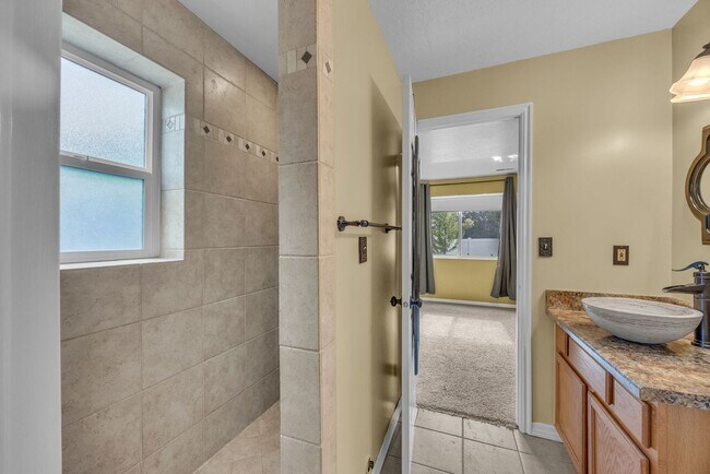 Building Photo - 567 N Allanwood Pl
