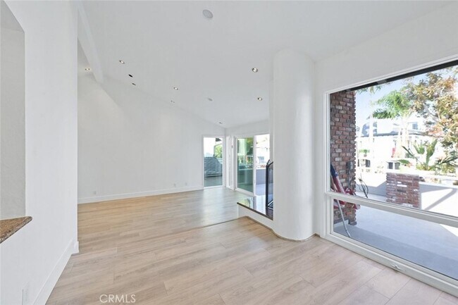 Building Photo - 411 Goldenrod Ave