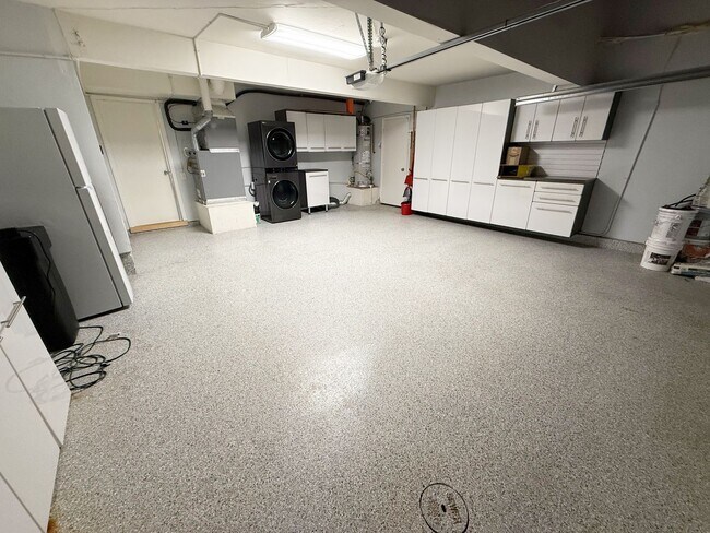 Building Photo - Stunningly Upgraded 3 Bed/2.5 Bath Home