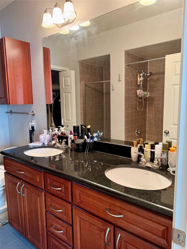 Building Photo - 9200 Westheimer Rd