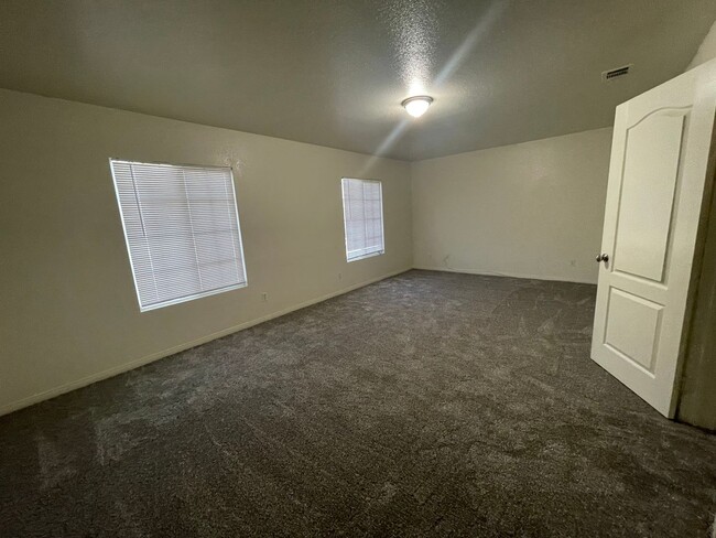 Building Photo - Victorville- Tanamera Home-  4 Bedrooms, 3...