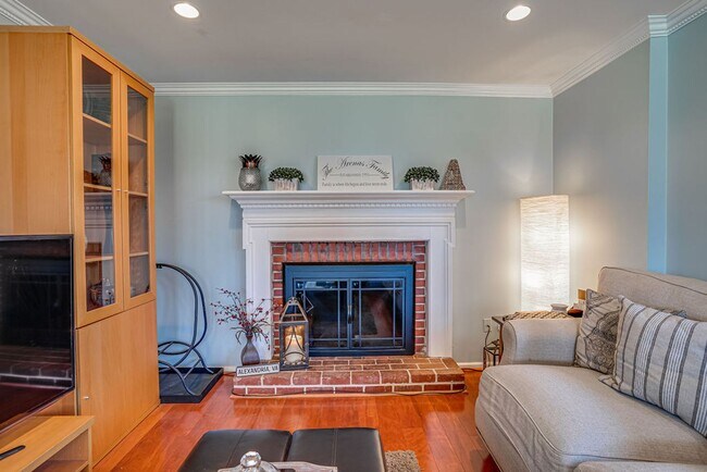 Building Photo - Gorgeous single-family home close to Belvo...