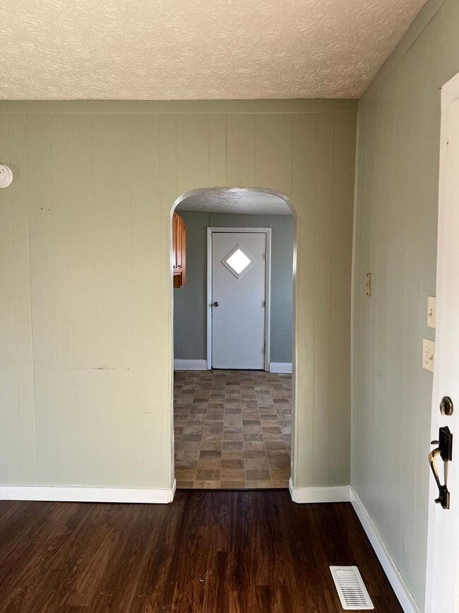 Building Photo - 3 bedroom 1 bath home!