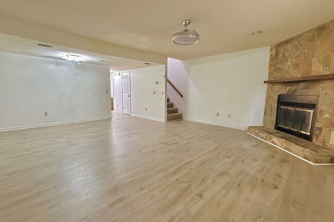 Building Photo - AVAILABLE END OF AUGUST 2026! (No pets preferred)