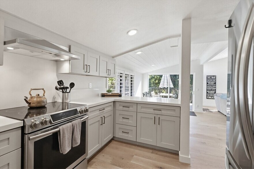 Building Photo - 561 S Sierra Ave