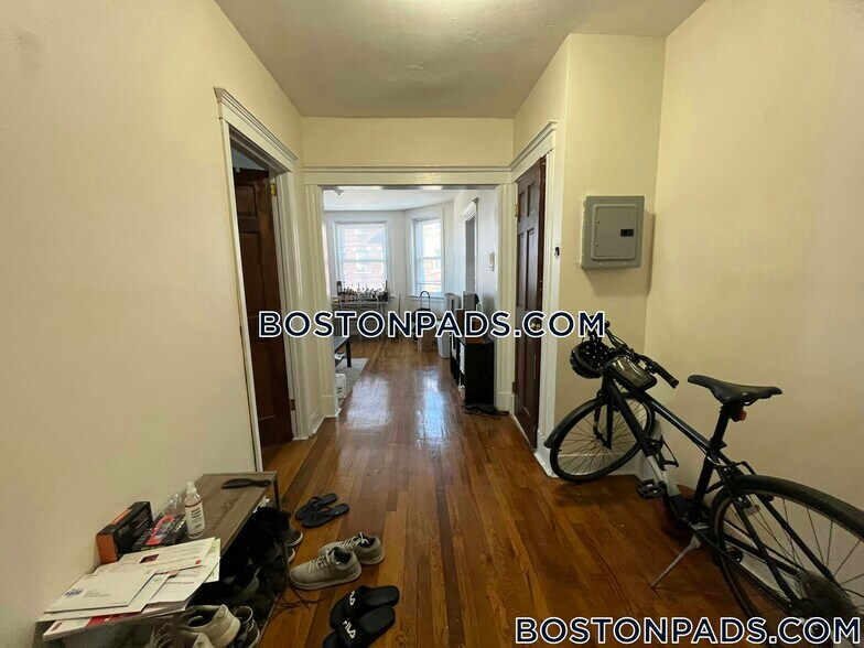 Building Photo - 248 Kelton St