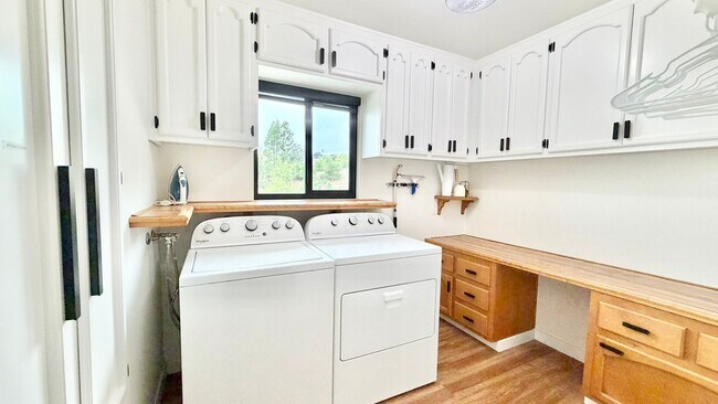 Building Photo - Beautifully Furnished & Appointed, Shorter Term Rental in the Peaceful Gird Valley area of Fallbr...