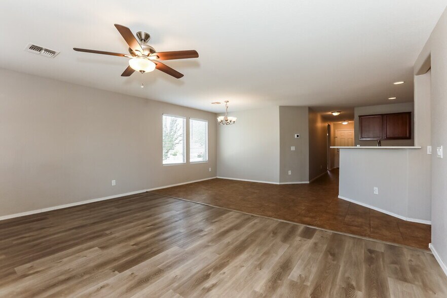 Building Photo - 1126 E Daniella Dr