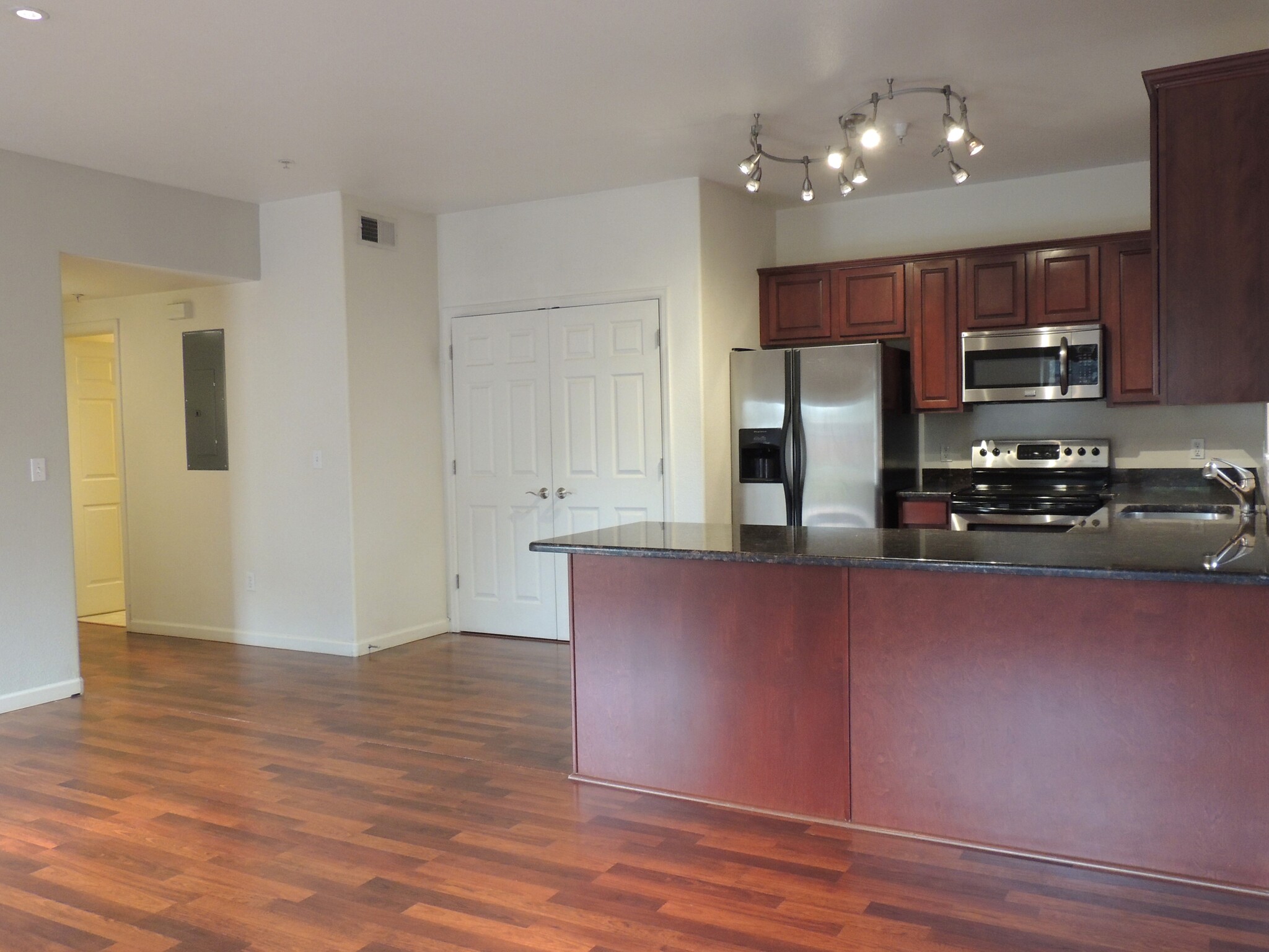 Building Photo - 1214 Walnut Ave