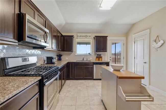 Building Photo - Warm & Inviting 3BR / 2BA Home with Large Backyard