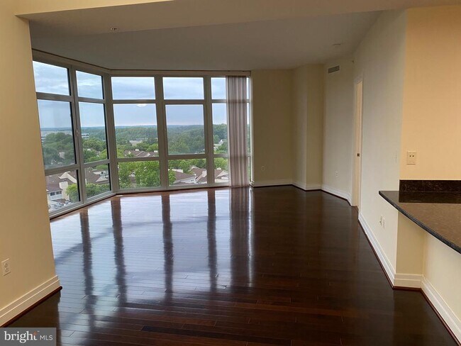 Building Photo - 8220 Crestwood Heights Dr