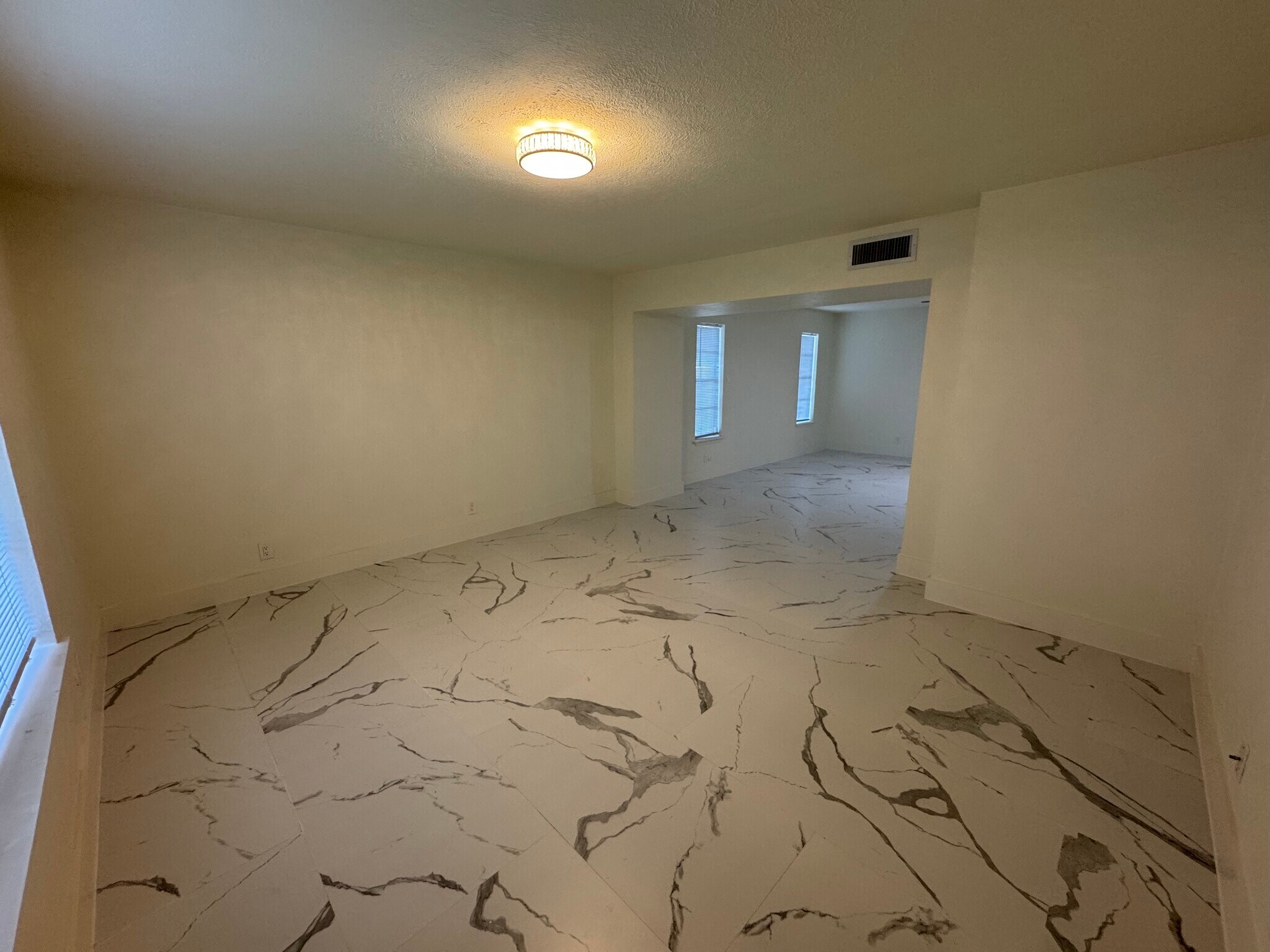 Building Photo - 13 Royale Cir