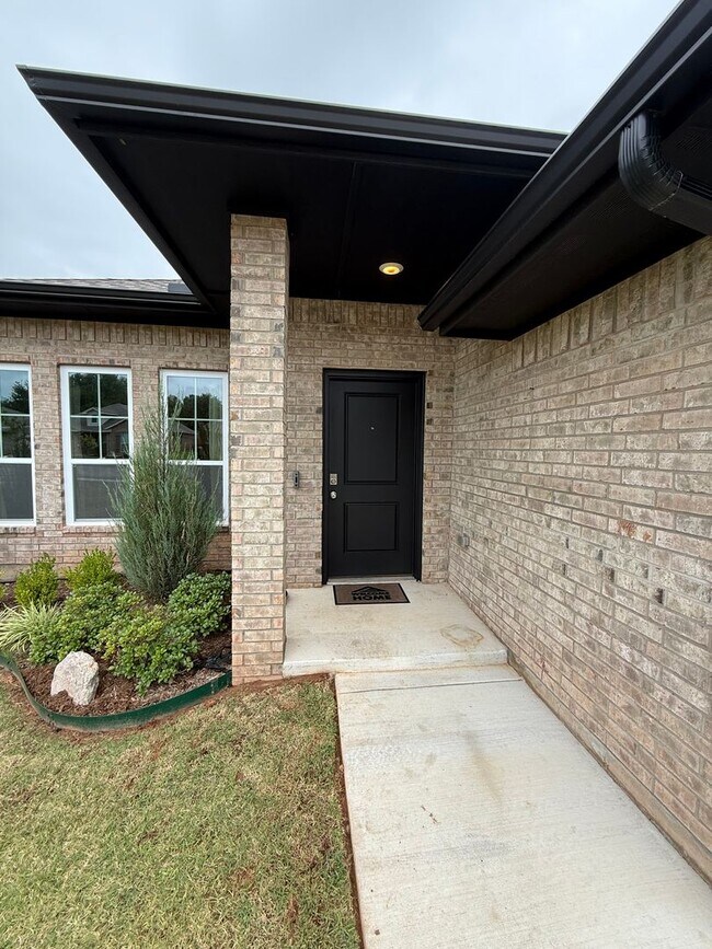 Building Photo - Don't Miss this STUNNING, true 4 bed, 2 ba...
