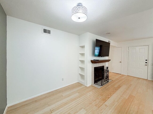 Building Photo - 1860 White Oak Dr
