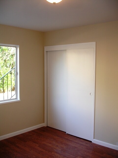 Building Photo - 1156 W Hamilton Ave
