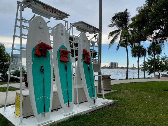 Building Photo - 1750 N Bayshore Dr