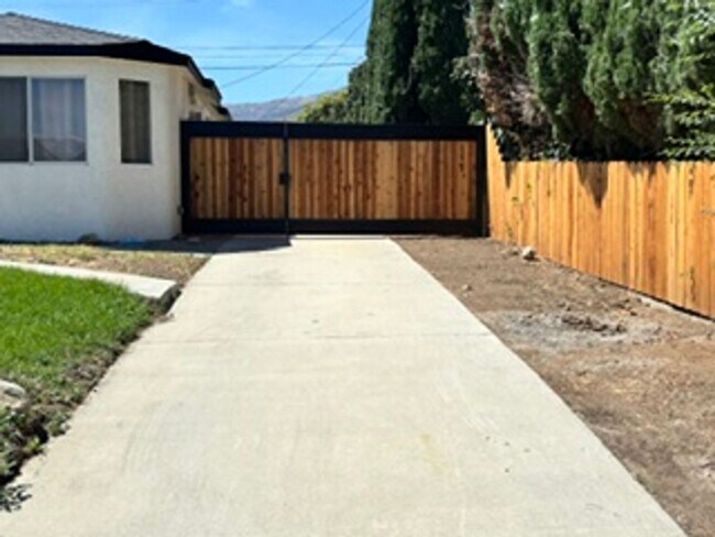 Building Photo - Beautiful Remodeled Home in Tehachapi!