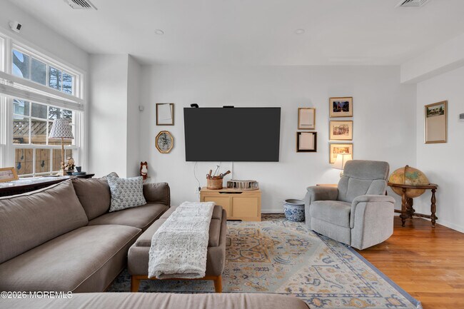 Building Photo - 160 Main St