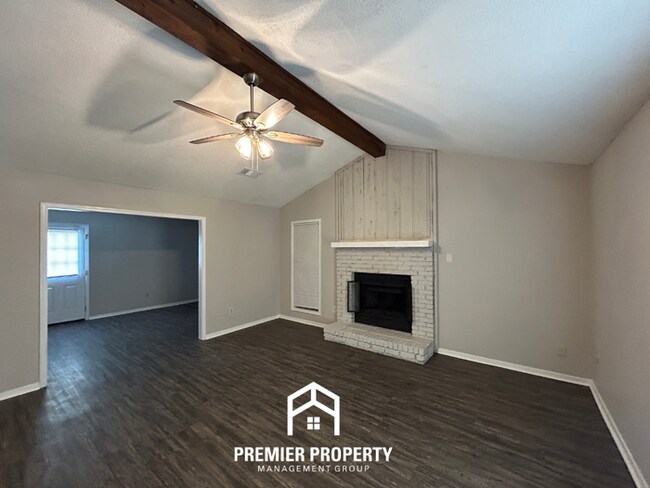 Building Photo - 3BR/2BA Home w/ Vaulted Ceilings, Brick Fireplace & 2-Car Garage in Memphis