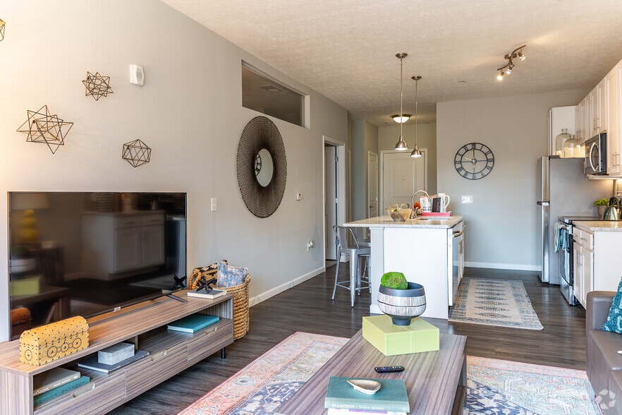 2BR, 2BA - 915SF - Living Room - Luxe Belle | Student Housing