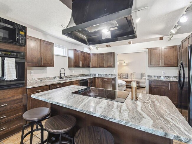 Building Photo - 6241 Bayside Dr