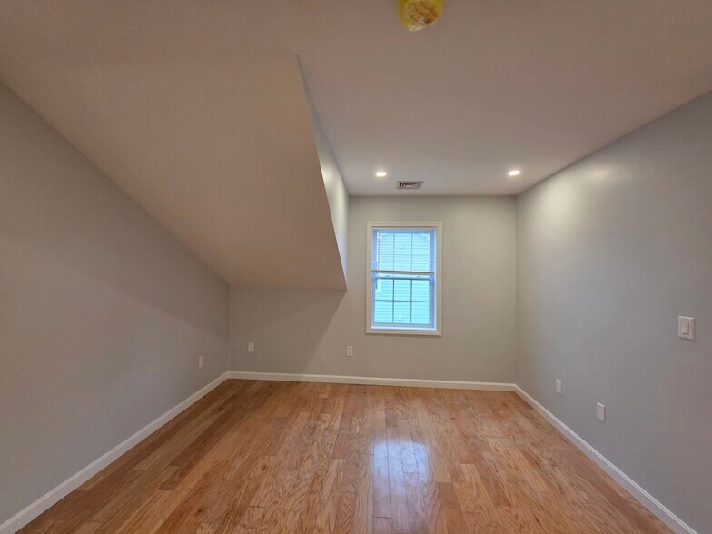 Building Photo - 34 Raymond St