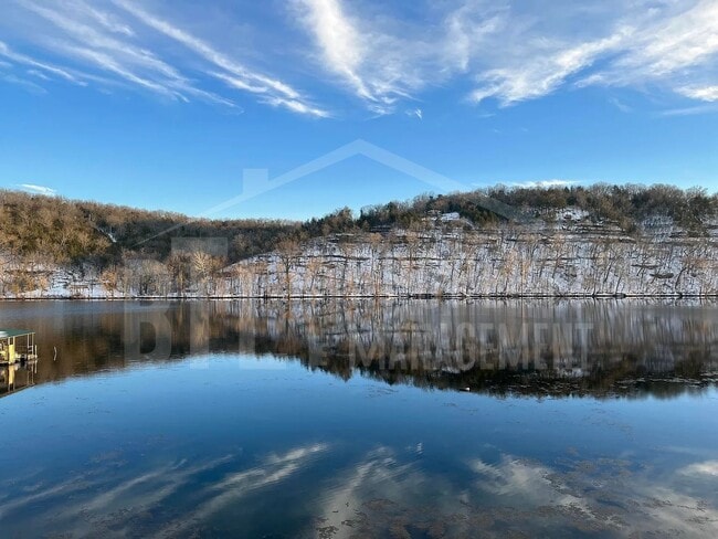 Building Photo - Great Condo near the Lake!