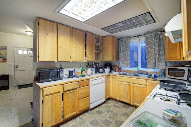 Building Photo - Huge U.W. Home Now Renting for September 2026