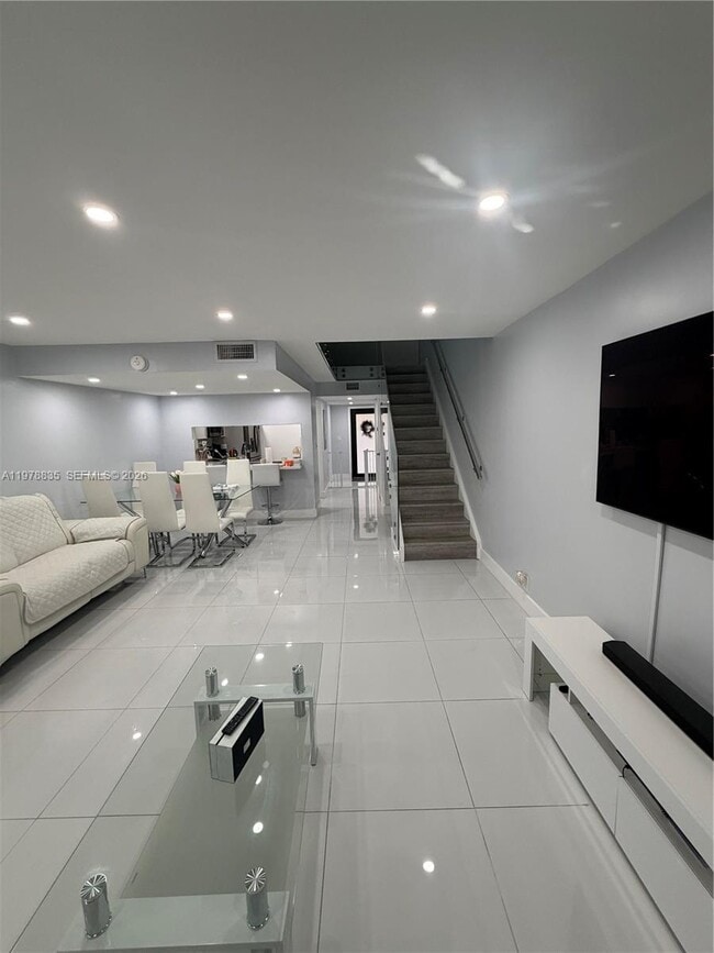 Building Photo - 844 W 41st St