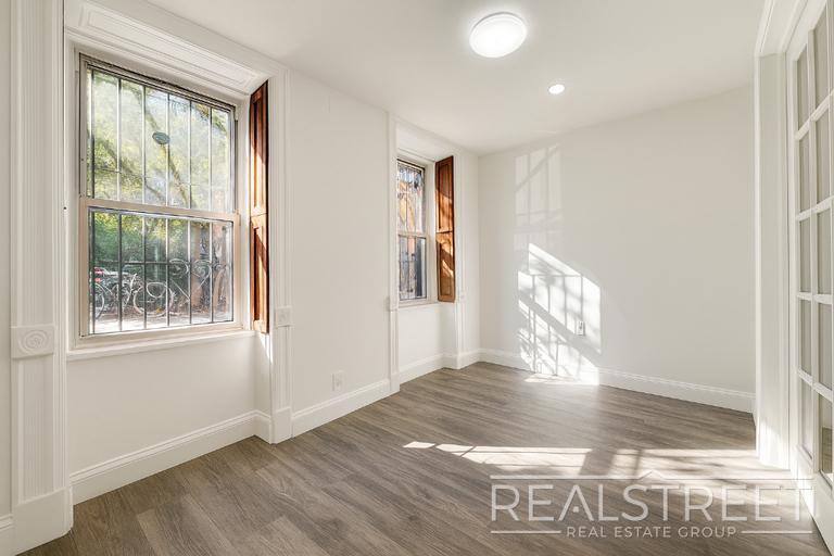 Building Photo - Charming Brownstone 2-Bed w/ Private Outdoor Space