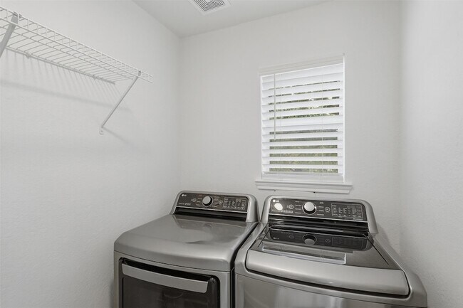 Building Photo - 11210 Log Cabin Ln