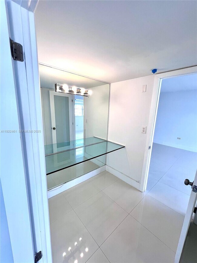 Building Photo - 1881 Washington Ave