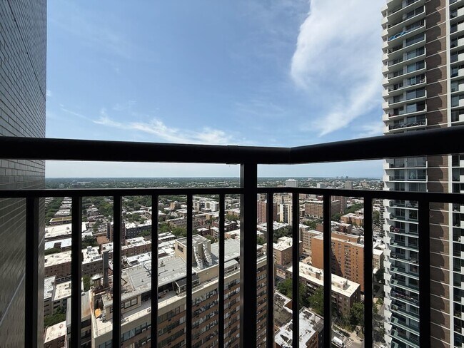 Building Photo - 6007 N Sheridan Rd