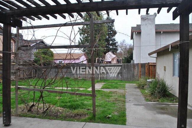 Building Photo - 4073 N Country Dr