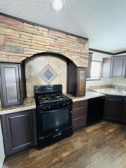 Building Photo - 15621 Pine Ridge Dr
