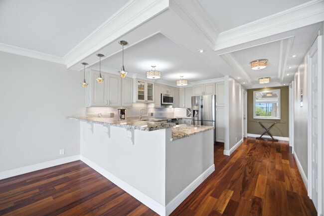 Building Photo - 2901 S Palm Aire Dr