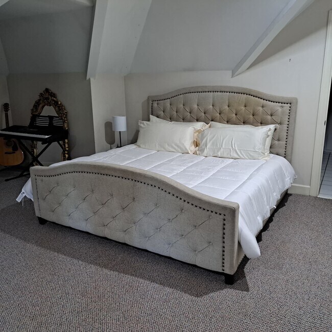Building Photo - FURNISHED 6500 SQ FT MANSION (SHORT TERM / INSURANCE)